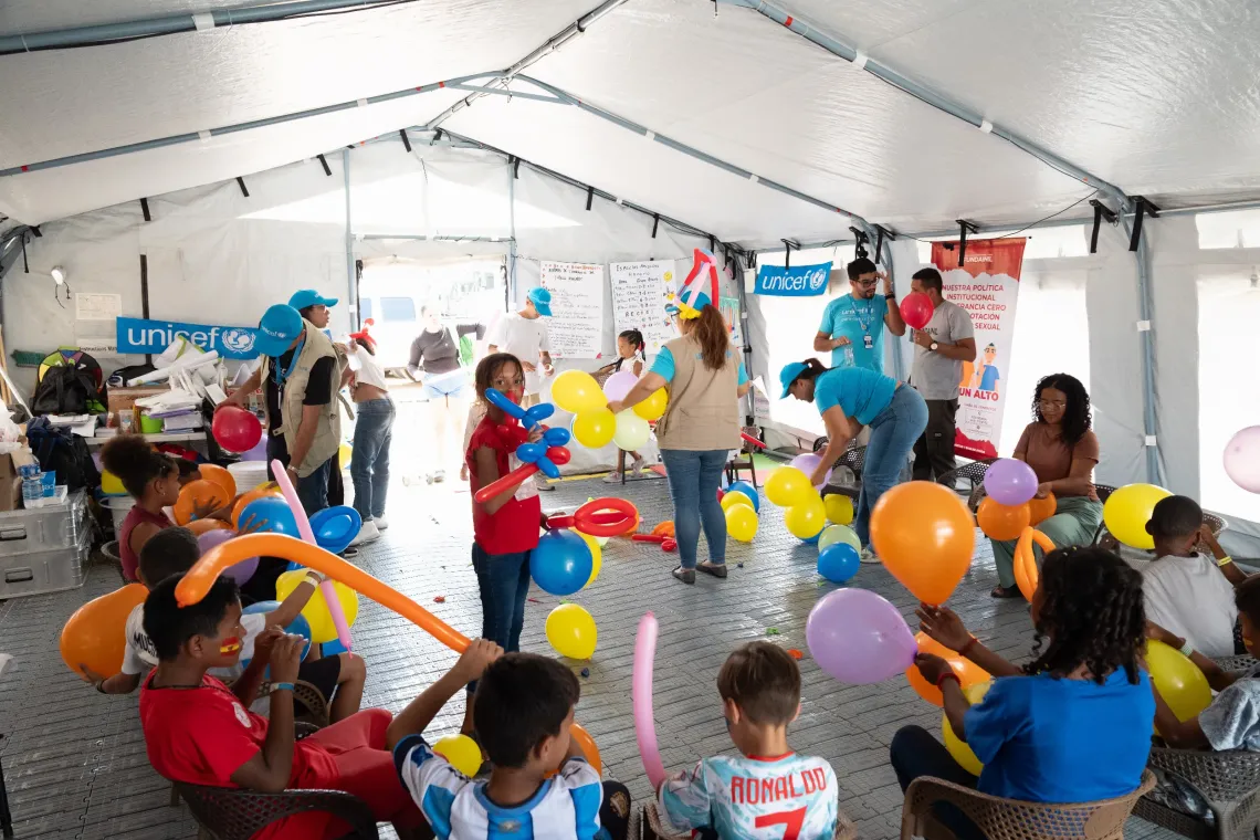 Ni&ntilde;as y ni&ntilde;os participan en una actividad de salud mental y apoyo psicosocial organizada por UNICEF y su socio implementador Fundainil en un campamento temporal de La Guaira. 