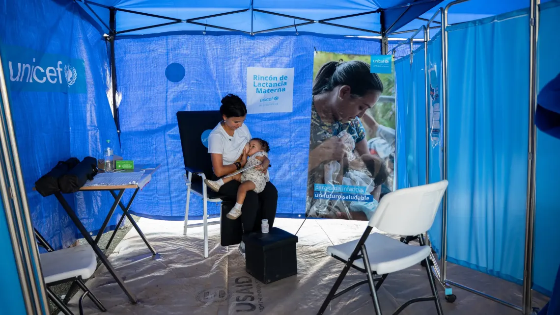 Jairibel, de 38 a&ntilde;os, amamanta a su hija Bel&eacute;n, de 18 meses, en el Rinc&oacute;n de Lactancia Materna apoyado por UNICEF en uno de los campamentos temporales de La Guaira. 