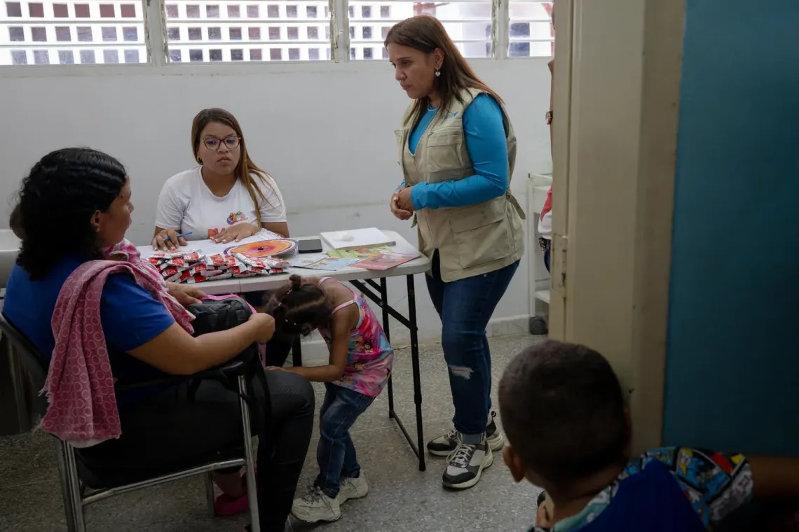 Zulay Gonz&aacute;lez, Nutrition Officer at UNICEF Venezuela, speaks with Anderbis Acosta during a nutrition consultation in Santa Luc&iacute;a del Tuy, Miranda State, Venezuela.