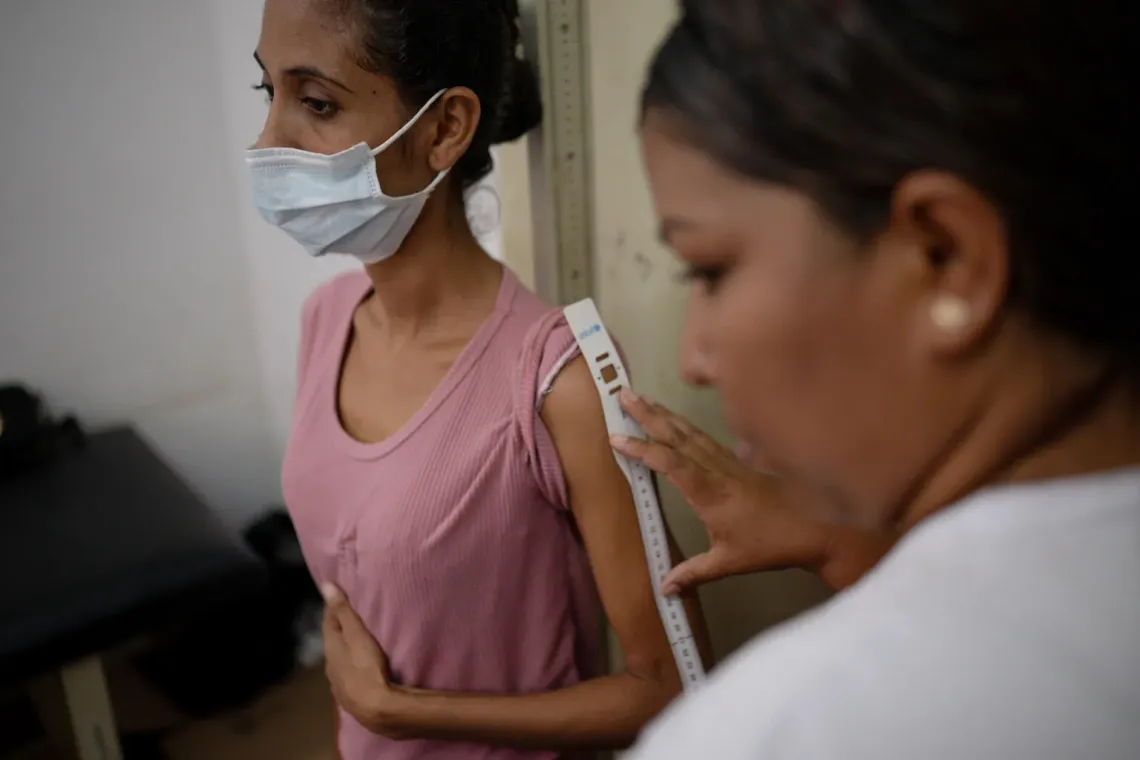 A health worker measures Elys Rodr&iacute;guez&rsquo;s mid-upper arm circumference as part of a nutritional assessment during a UNICEF-supported health outreach session in Santa Luc&iacute;a del Tuy, Miranda State, Venezuela.