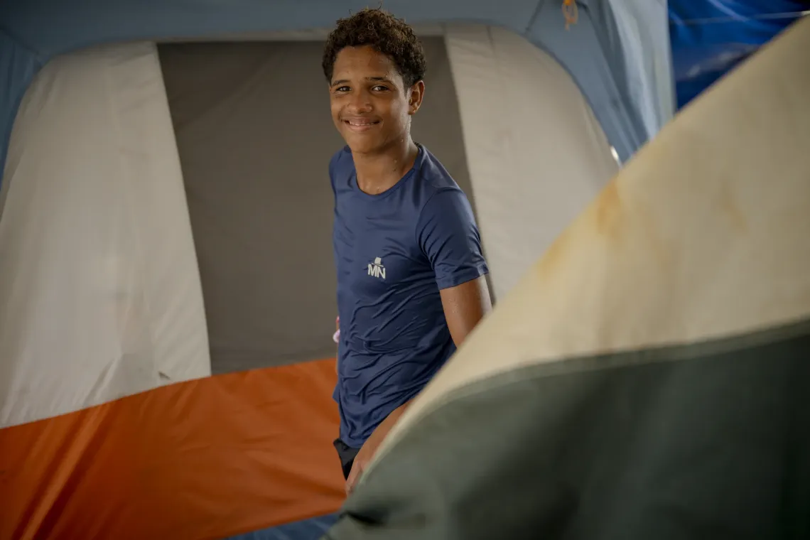 Jos&eacute; &Aacute;ngel, de 15 a&ntilde;os, camina entre las carpas del campamento transitorio de Mare Abajo.
