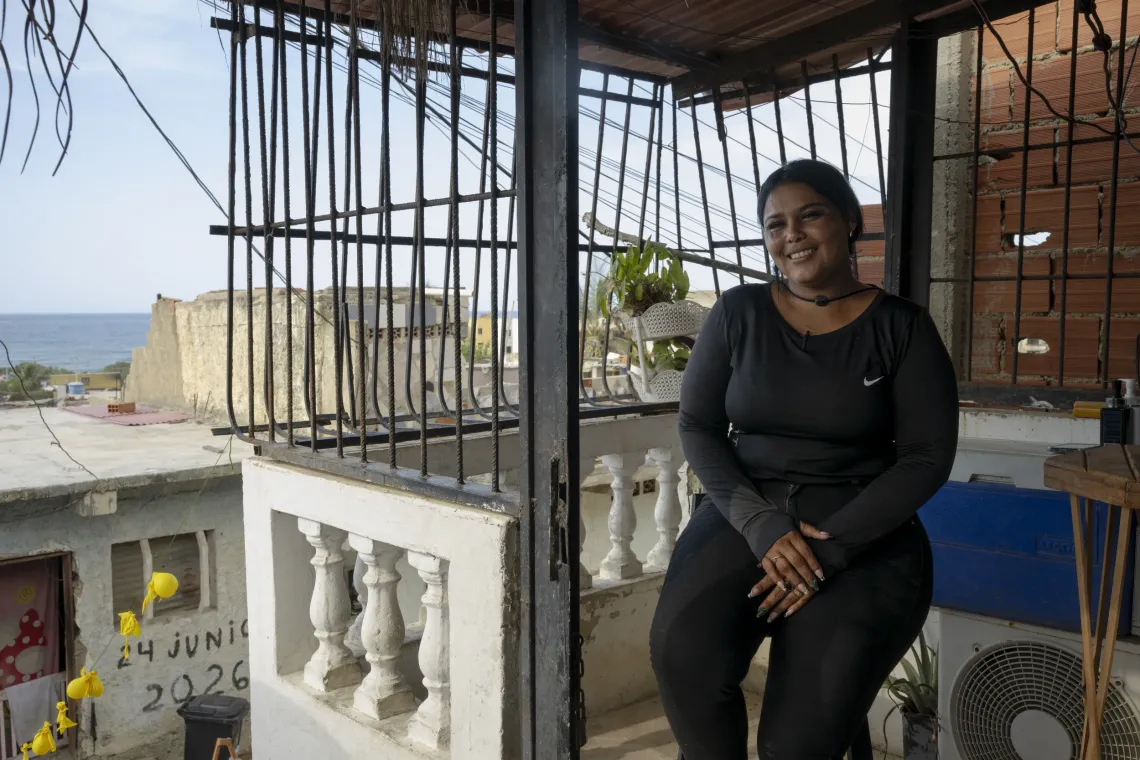 Karina Ram&iacute;rez, maestra de Derwimar, en su casa en Mare Abajo.