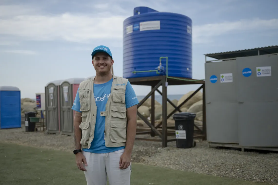 Jos&eacute; Brice&ntilde;o, especialista en Agua, Saneamiento e Higiene de UNICEF, en el campamento transitorio de Mare Abajo.