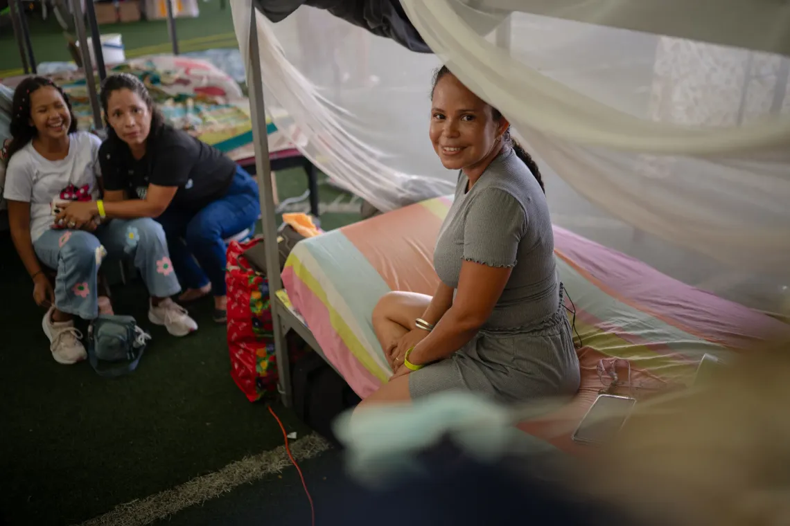 Mercedes, Dami&aacute;n&rsquo;s aunt, with her sister Franci and her daughter Mercy, one of her two daughters, at the temporary camp in the Jos&eacute; Mar&iacute;a Vargas sports complex in La Guaira.