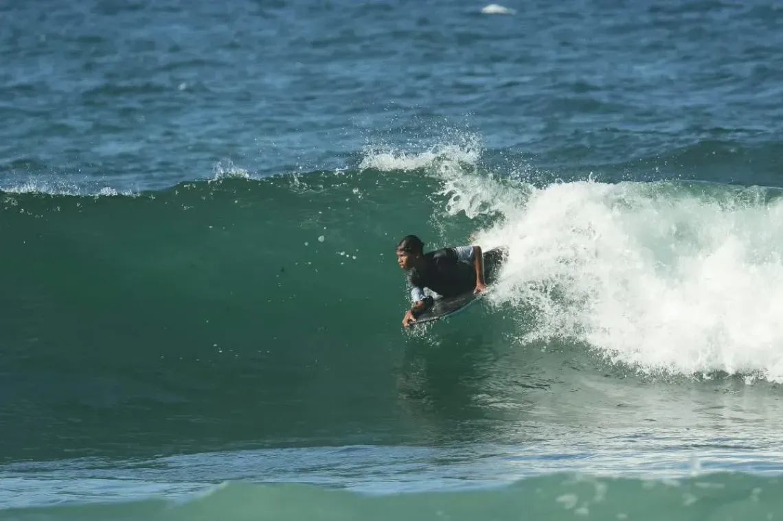 Jos&eacute; &Aacute;ngel practica bodyboard frente a la costa de La Guaira. Entra al mar casi todos los d&iacute;as. 