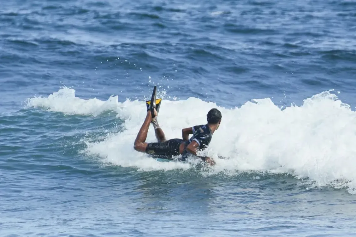 Jos&eacute; &Aacute;ngel practica bodyboard frente a la costa de La Guaira. Entra al mar casi todos los d&iacute;as.