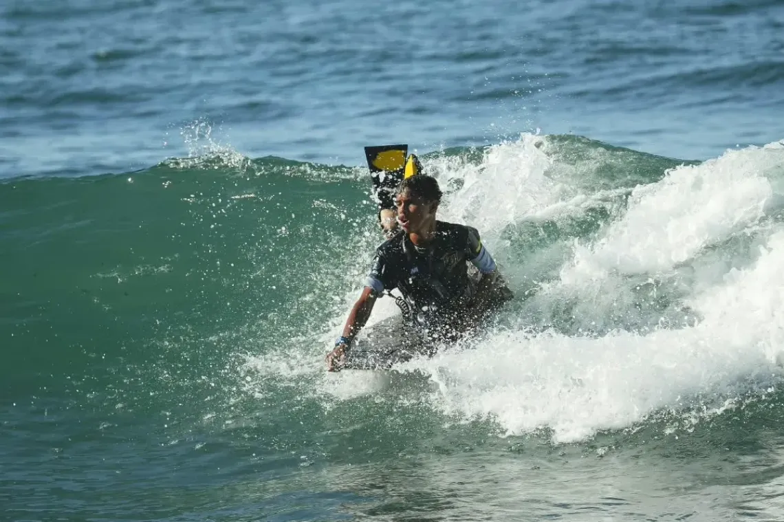 Jos&eacute; &Aacute;ngel practica bodyboard frente a la costa de La Guaira. Entra al mar casi todos los d&iacute;as.