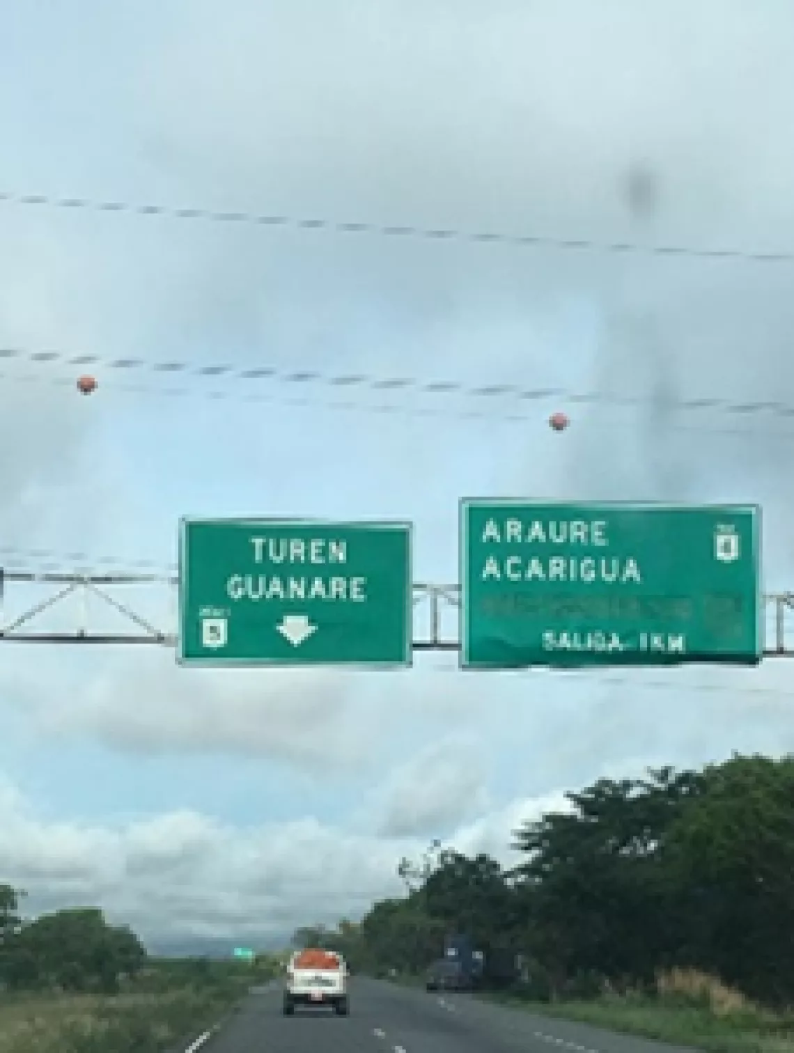 Letreros en la v&iacute;a hacia el occidente de Venezuela