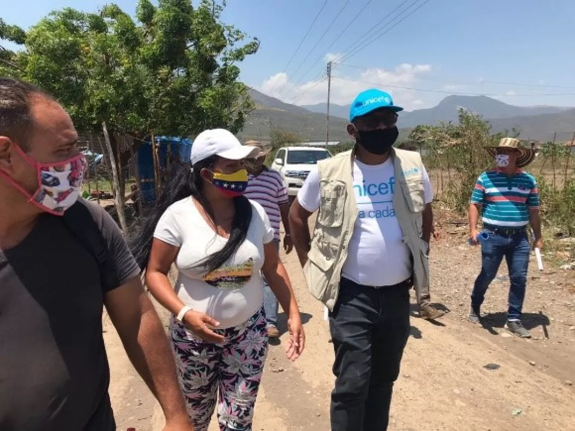 Equipo de UNICEF camina por las calles de San Antonio de T&aacute;chira