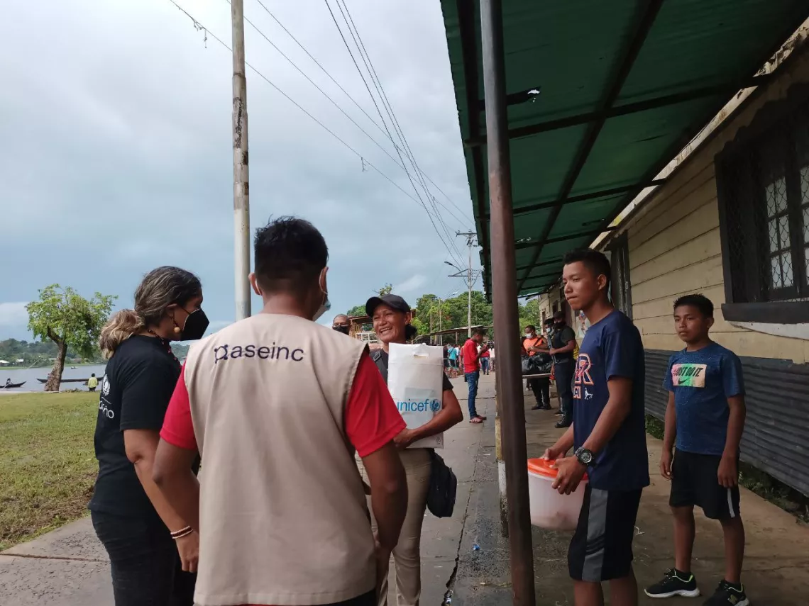 Ronaldo talks with people in the San Francisco de Guayo community.