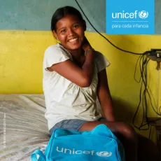 Claimar, de 14 a&ntilde;os, de la comunidad warao sonr&iacute;e a la c&aacute;mara durante una visita del personal de UNICEF a la comunidad de Yakerawitu, en el estado de Delta Amacuro.