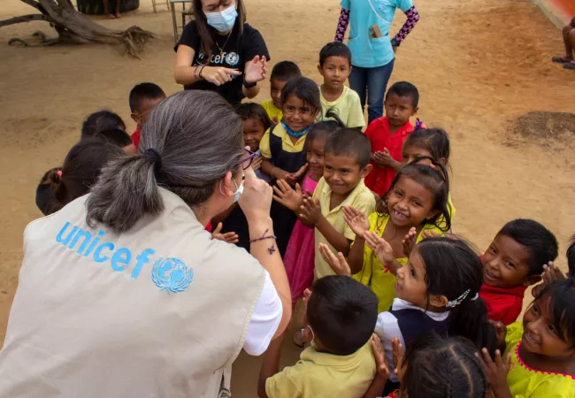 Ni&ntilde;os y ni&ntilde;as entre 3 y 5 a&ntilde;os participan en una actividad recreacional facilitada por personal de UNICEF en una escuela en Maracaibo.