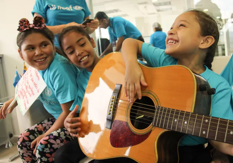 17 ni&ntilde;os estudiantes de El Sistema y de Fe y Alegr&iacute;a tomaron los puestos de trabajo del persona de  UNICEF en Venezuela, como parte de la iniciativa global de UNICEF  &uml;Children Take Over&uml; en el D&iacute;a Mundial de los ni&ntilde;os, en la que los ni&ntilde;os asumen de manera divertida roles de los adultos en sus puestos de trabajo.La actividad comenz&oacute; cuando los ni&ntilde;os fueron recibidos por el Representante de UNICEF en Venezuela, Rafael Ram&iacute;rez Mesec, quien les dio la bienvenida y los invit&oacute; a reunirse en su oficina. 