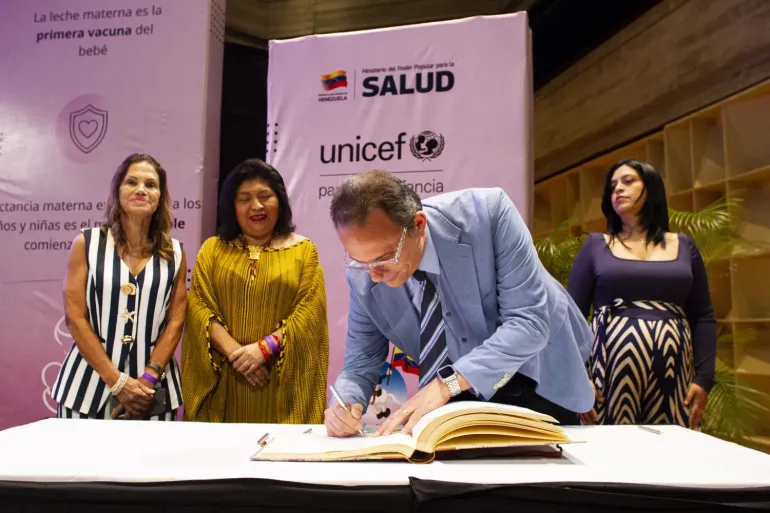 El acta fue firmada por la viceministra de Redes de Atenci&oacute;n Ambulatoria de Salud del Ministerio de Salud, Noly Fern&aacute;ndez; la presidenta del Instituto Nacional de Nutrici&oacute;n, Adriana Urdaneta; la presidenta de la Fundaci&oacute;n Nacional &ldquo;El Ni&ntilde;o Sim&oacute;n&rdquo;, Mar&iacute;a del Valle Carneiro de Garc&iacute;a, y por el representante de UNICEF en Venezuela, Manuel Rodr&iacute;guez Pumarol.
