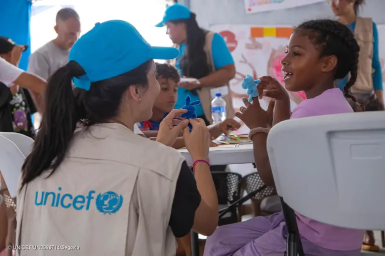 Un grupo de ni&ntilde;os y ni&ntilde;as participa en actividades en un espacio amigable para la infancia apoyado por UNICEF, en un alojamiento temporal de La Guaira.
