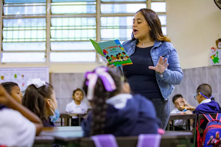 Profesora leyendo uno de los cuentos de la serie Derechos de Colores, inspirados en los art&iacute;culo de la Convenci&oacute;n sobre Derechos del Ni&ntilde;o
