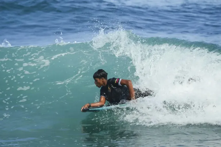 Jos&eacute; &Aacute;ngel practica bodyboard frente a la costa de La Guaira. Entra al mar casi todos los d&iacute;as.