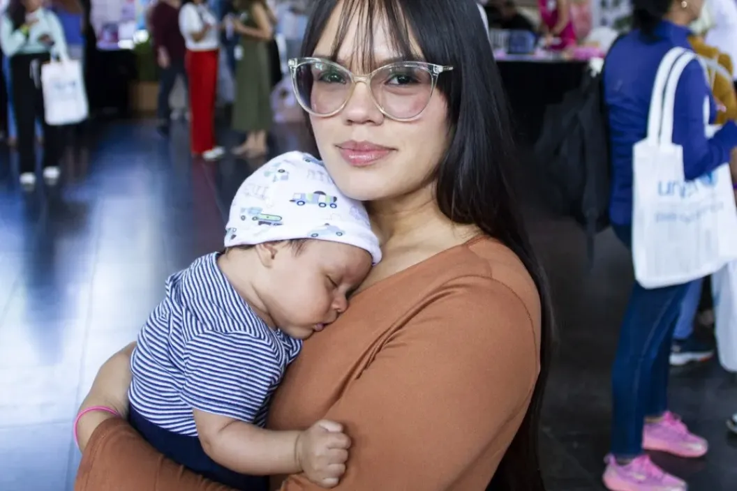 Madre lactante venezolana junto a su beb&eacute; durante el Foro Nacional de Lactancia Materna en Caracas.