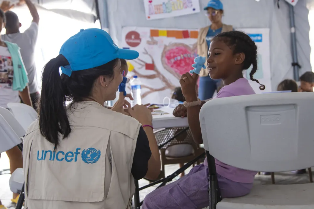 En julio de 2026, un grupo de ni&ntilde;os participa en actividades en espacios amigables para la infancia, con el apoyo de UNICEF, situados en un refugio temporal en La Guaira.