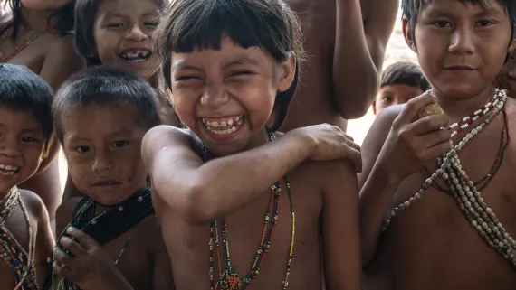 Ni&ntilde;os ri&eacute;ndose