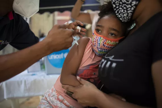 Arantza Palacios, de 6 a&ntilde;os, es vacunada durante una jornada de vacunaci&oacute;n masiva en Caracas, Venezuela.