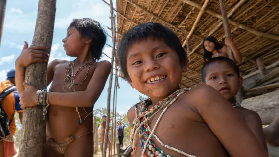 Unos ni&ntilde;os sonr&iacute;en a la c&aacute;mara.