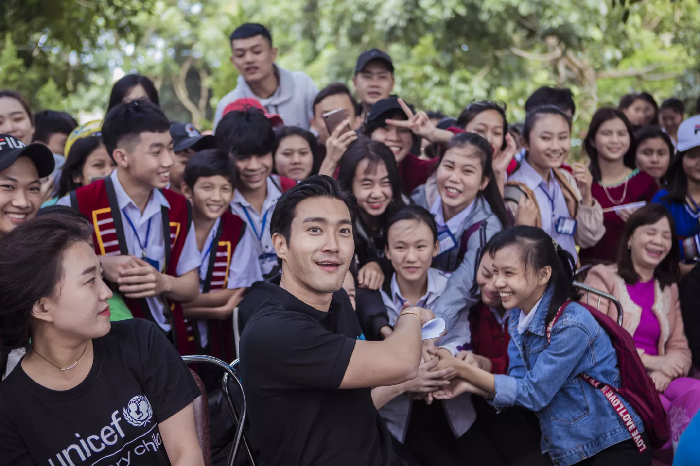 UNICEF Korea Special Representative and K-pop band Super Junior&rsquo;s member, Siwon Choi takes photo with the children at Dak Rve Commune secondary school, Kon Tum, during his second visit to Viet Nam in 2018