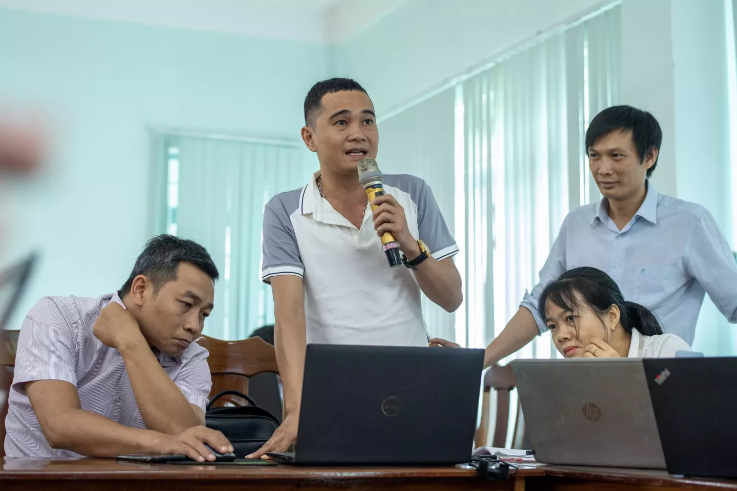 Teacher Dao Duy Khanh speaks on behalf of his team during the training course. 