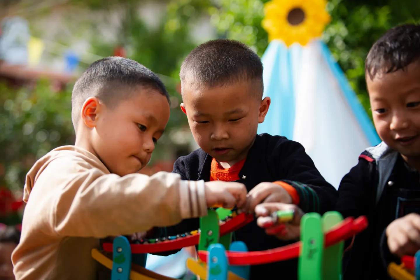 Trong ảnh, học sinh Trường Mầm non Hoa Ban vui chơi với đồ chơi do UNICEF hỗ trợ tại thư viện cộng đồng ở tỉnh L&agrave;o Cai.