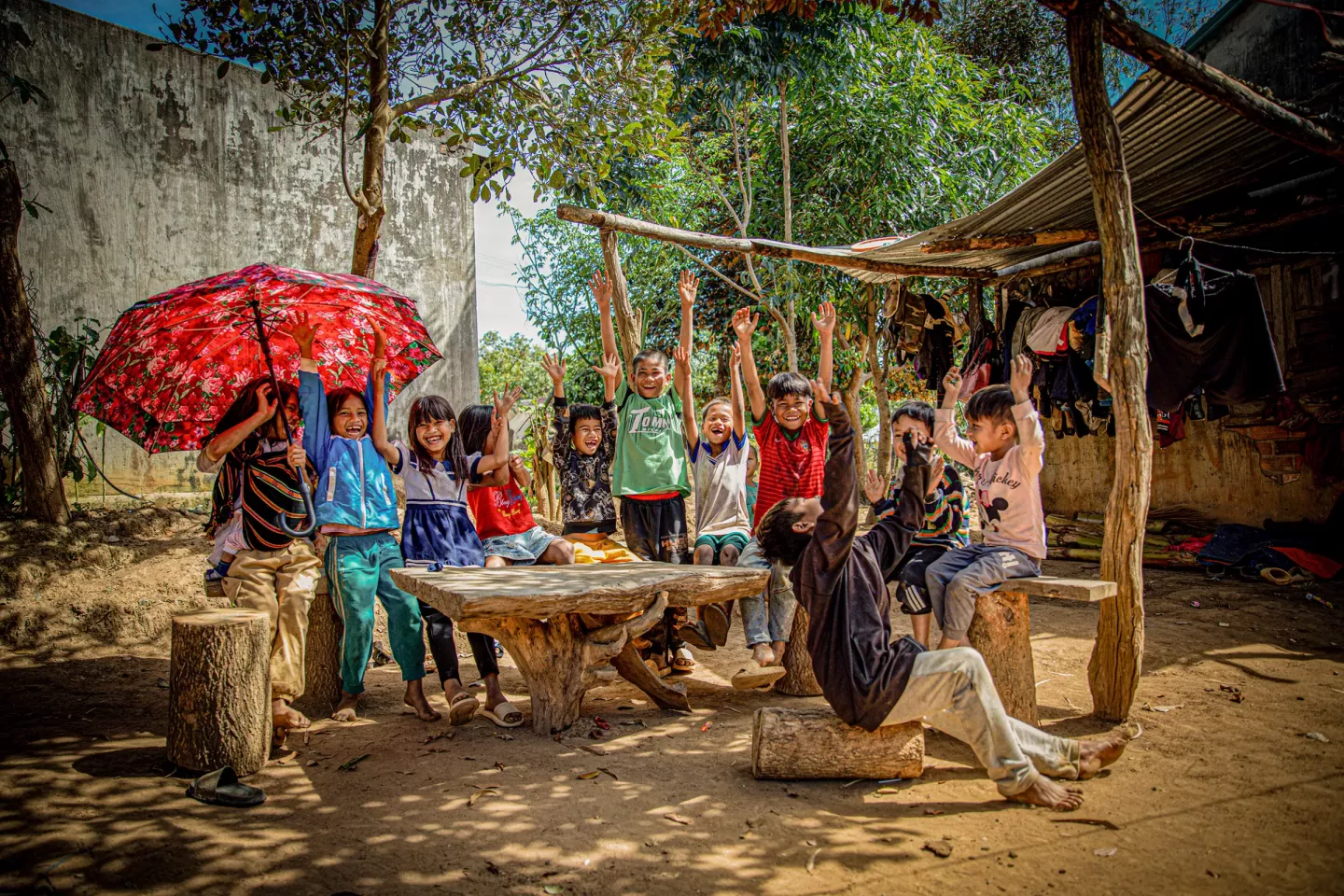 Trẻ em chơi trong s&acirc;n nh&agrave; tại l&agrave;ng KreKot, x&atilde; H&rsquo;ra, huyện Mang Yang, tỉnh Gia Lai v&agrave;o ng&agrave;y 9/1/2024.