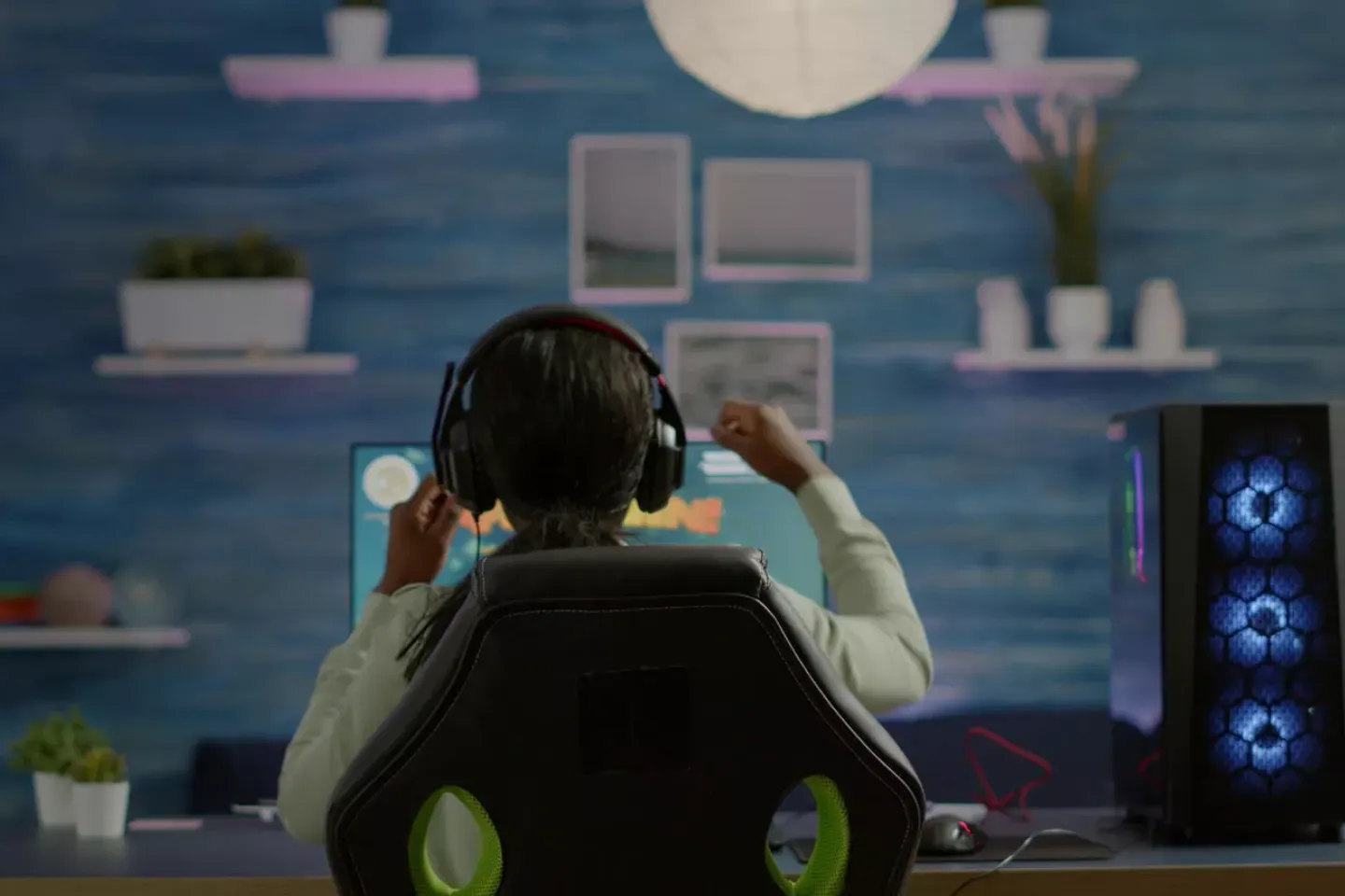 Un ni&ntilde;o juega videojuegos.