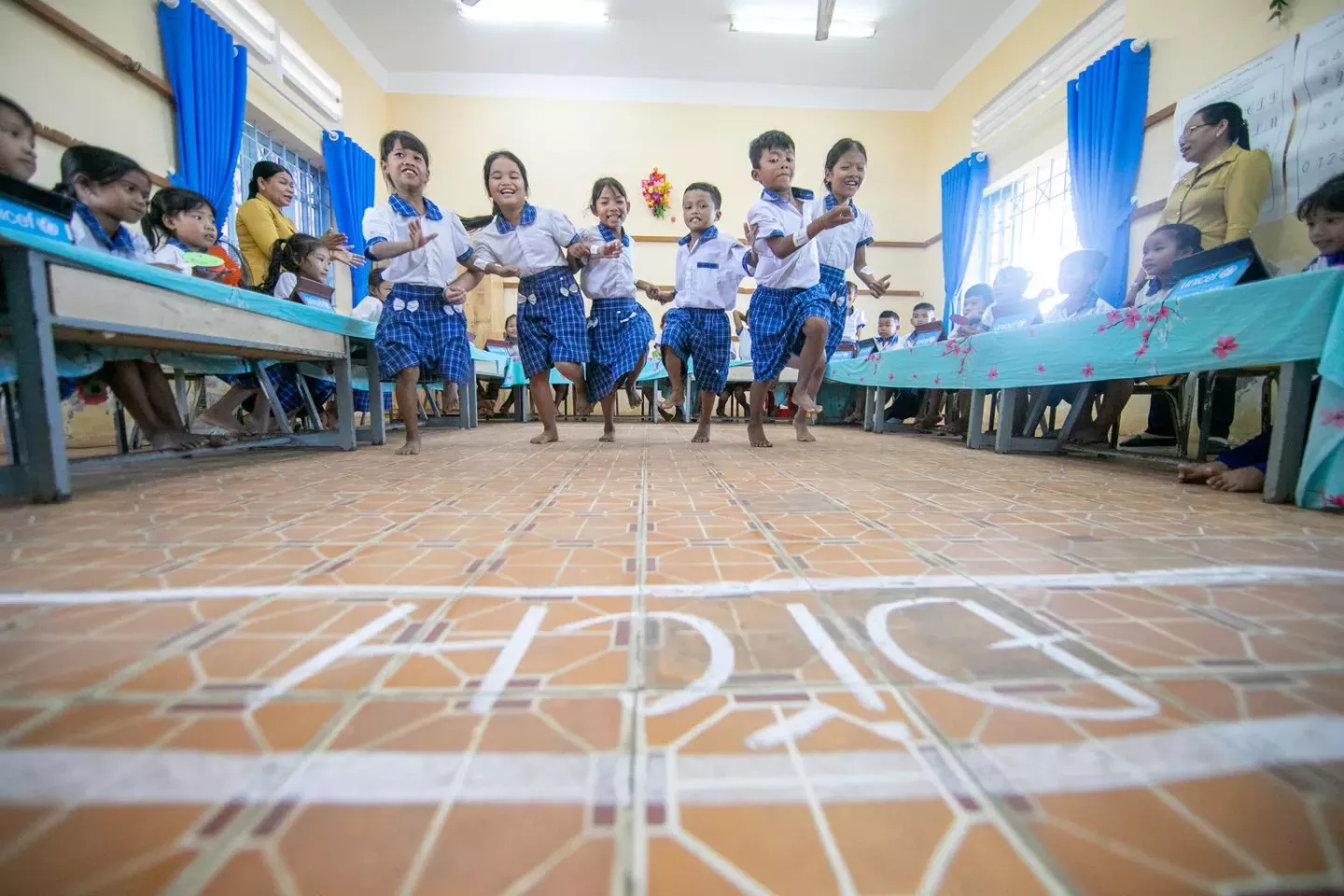 C&aacute;c học sinh v&agrave; gi&aacute;o vi&ecirc;n tham gia tr&ograve; chơi khởi động trong buổi đ&agrave;o tạo về gi&aacute;o dục số với s&aacute;ch điện tử v&agrave; thư viện điện tử do UNICEF hỗ trợ tại Trường Tiểu học Long Ph&uacute; C (điểm vệ tinh một) ở S&oacute;c Trăng.