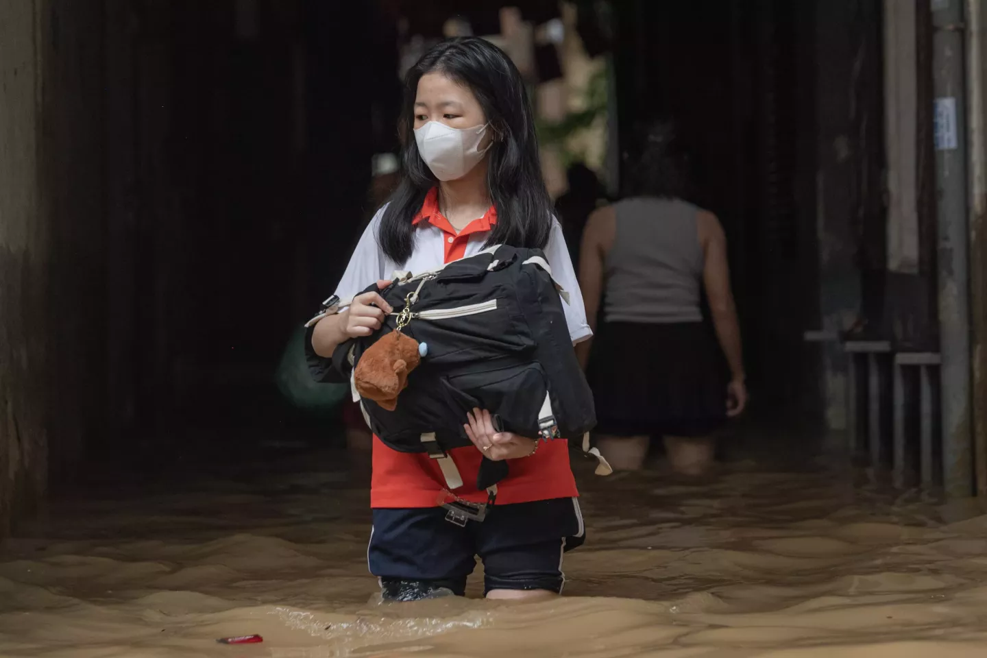 A girl struggled to wade through the water to return home after school. Photo taken at Phuc Tan Street (Hoan Kiem district, Hanoi).
