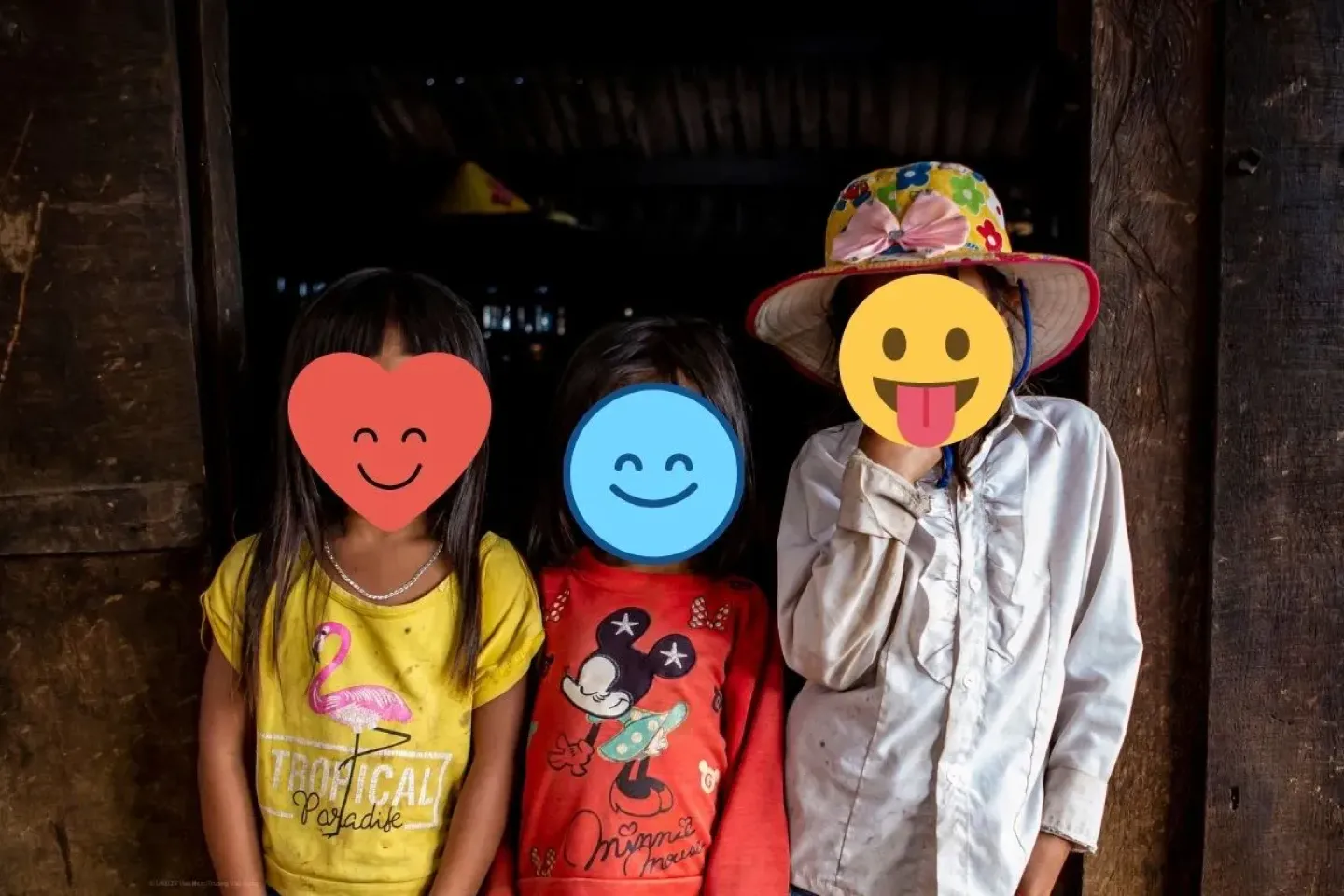 3 chị em đứng trước hi&ecirc;n nh&agrave; trong một bức ảnh kỉ niệm