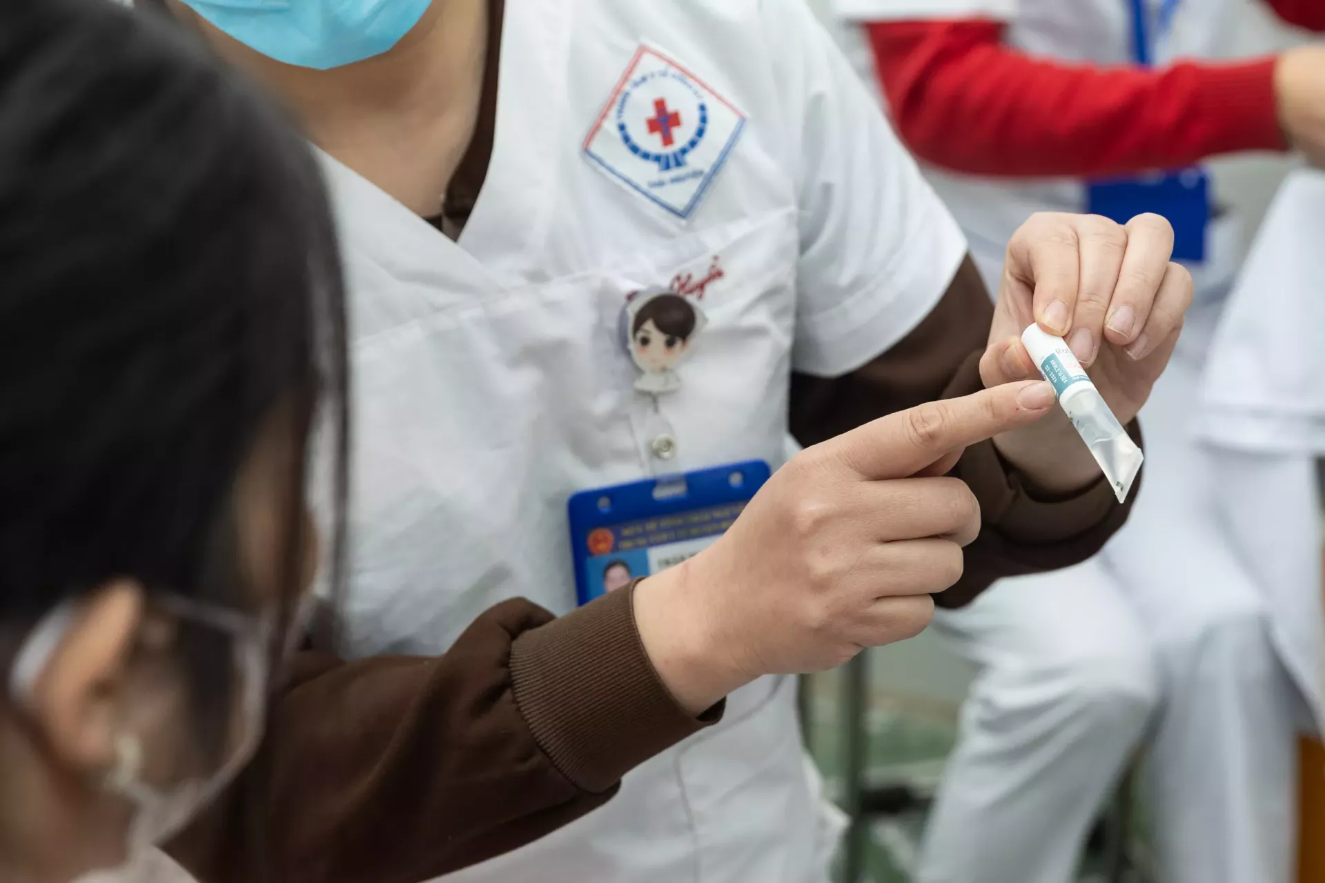 Medical staff introduce information about Rota vaccine to parents at Khe Mo Commune Health Station, Dong Hy District, Thai Nguyen Province, March 20, 2025