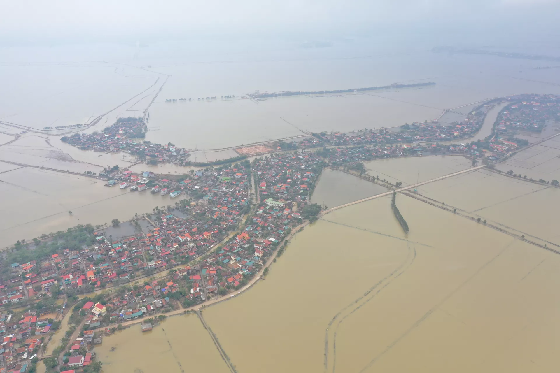 Hơn 7,7 triệu người sống ở 9 tỉnh bị ảnh hưởng bởi thi&ecirc;n tai. Mực nước ở một số khu vực đ&atilde; đạt mức cao nhất trong hơn hai thập kỷ. C&aacute;c cơn b&atilde;o cũng đ&atilde; l&agrave;m hư hại cơ sở hạ tầng quan trọng, bao gồm cả điện v&agrave; đường, khiến nhiều cộng đồng bị c&ocirc; lập v&agrave; kh&ocirc;ng được hỗ trợ v&agrave; bảo vệ.