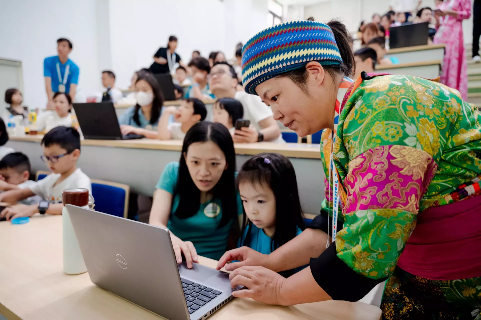 C&ocirc; gi&aacute;o đang hướng dẫn một bạn nhỏ v&agrave; mẹ c&aacute;ch sử dụng Internet một c&aacute;ch an to&agrave;n