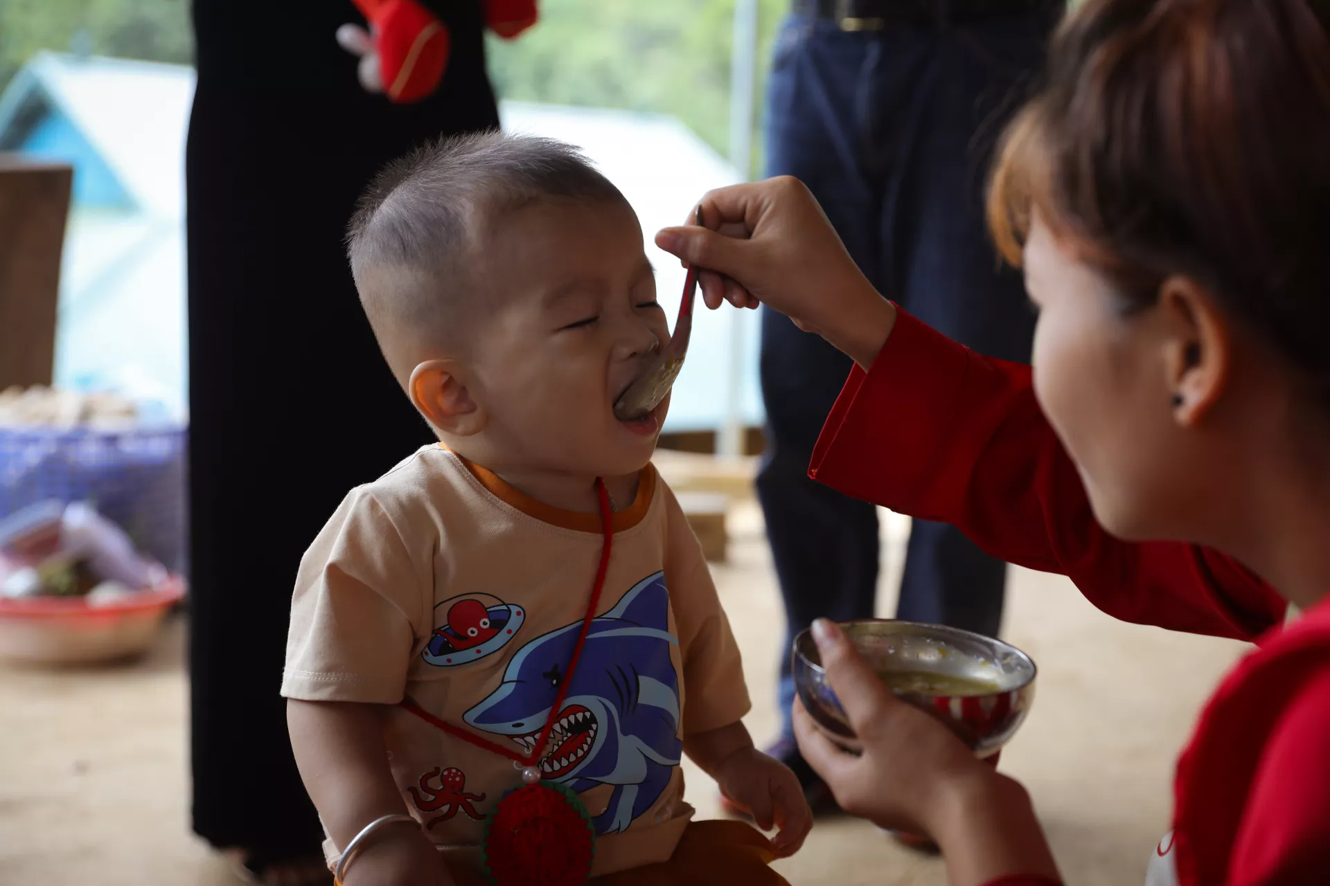 Mẹ đ&uacute;t cho con ăn