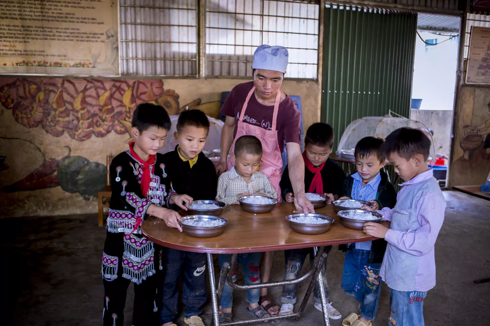 Children in school eating - Viet Nam
