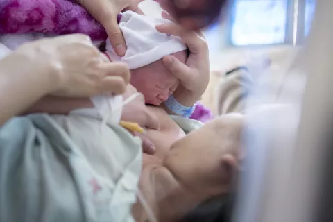Một bà mẹ và em bé mới sinh tại bệnh viện tỉnh Điện Biên