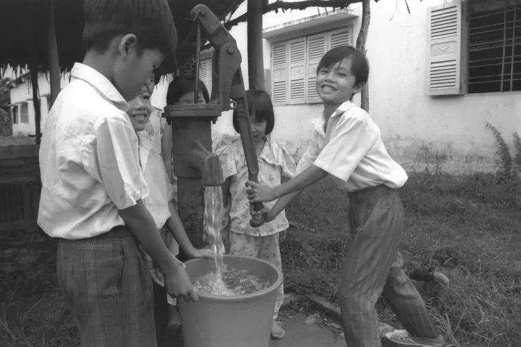 Trẻ em lấy nước từ chiếc bơm được lắp đặt với sự hỗ trợ của UNICEF tại trường tiểu học L&yacute; Trọng, tỉnh Long An, miền Nam Việt Nam.