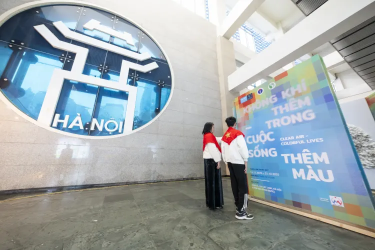 A mother and her son enjoy the exhibition at Hall A, C&aacute;t Linh Station, Ha Noi Metro.