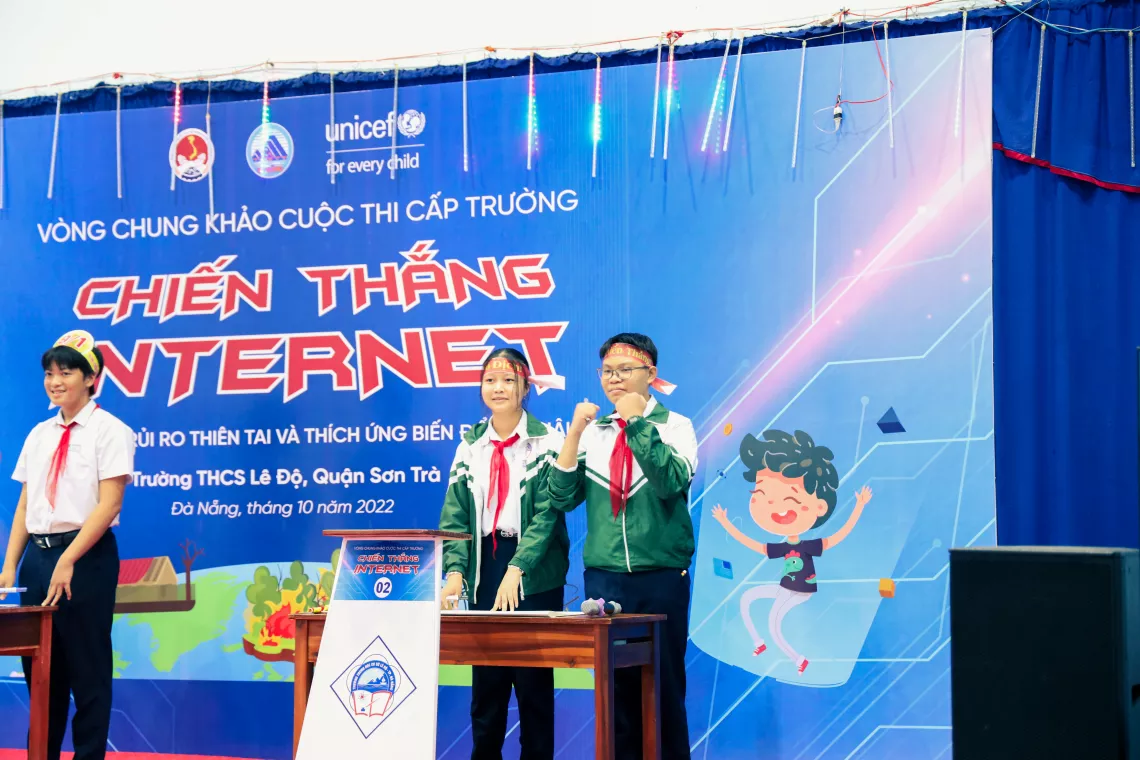 Le Duong Khanh Linh (pictured middle) and Le Ba Minh Nhat (pictured right), 9th graders from Le Do secondary school, Da Nang, participated in the final round of the school-level competition gameshow "Beat Internet&rdquo;.