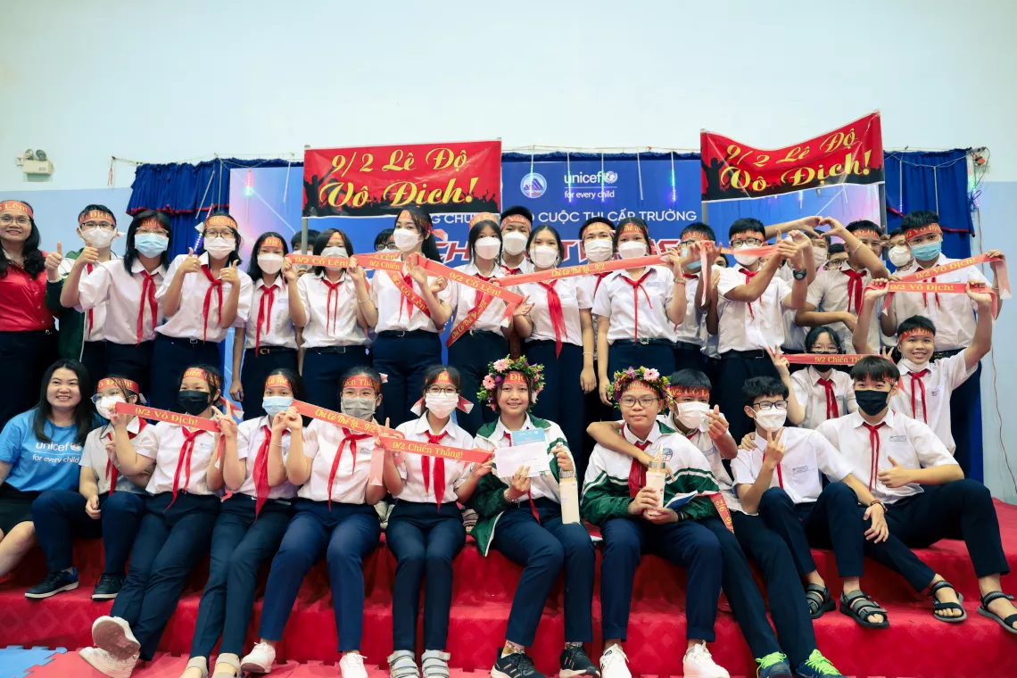 Students participated in and cheered at the competition at Le Do school, Da Nang.