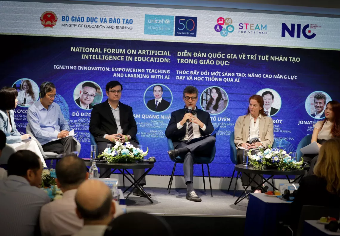 Jonathan Baker, UNESCO Representative in Viet Nam, shares UNESCO&rsquo;s experiences and initiatives on applying artificial intelligence in education during the workshop.
