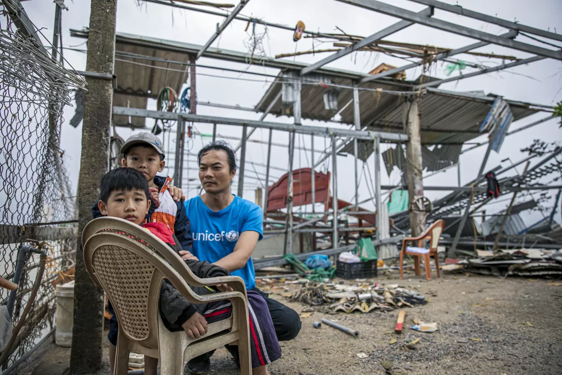 UNICEF đ&atilde; l&agrave;m việc với c&aacute;c cơ quan kh&aacute;c của Li&ecirc;n hợp quốc v&agrave; c&aacute;c đối t&aacute;c nh&acirc;n đạo để hỗ trợ c&aacute;c nỗ lực cứu trợ quốc gia v&agrave; cung cấp viện trợ khẩn cấp tới những người dễ bị tổn thương nhất. Hơn $180.000 đ&ocirc; la Mỹ đ&atilde; được cam kết cứu trợ ngay lập tức để cung cấp nước sạch, điều kiện vệ sinh v&agrave; vệ sinh cho những người d&acirc;n bị ảnh hưởng.