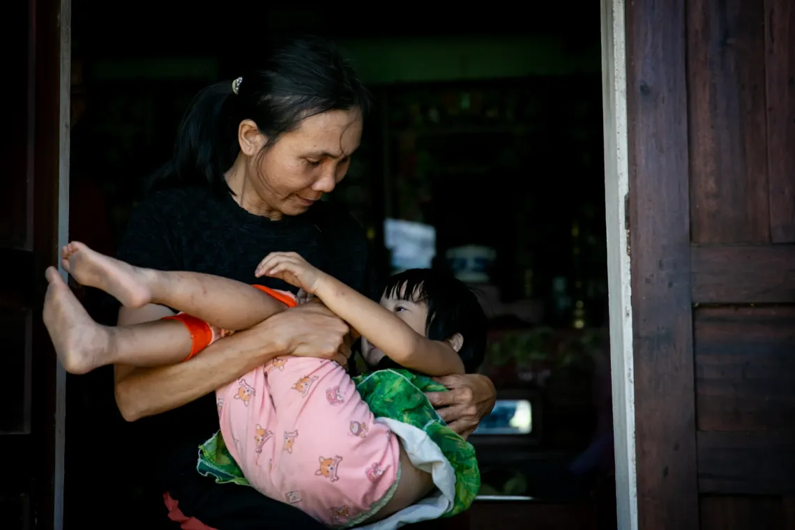 Chị Nghị v&agrave; b&eacute; Ng&acirc;n chơi c&ugrave;ng nhau tại nh&agrave;. Ng&acirc;n rất th&iacute;ch chạy nhảy xung quanh nh&agrave;.