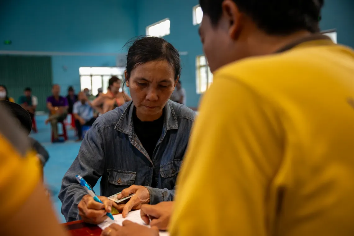 Nghị receives cash assistance.