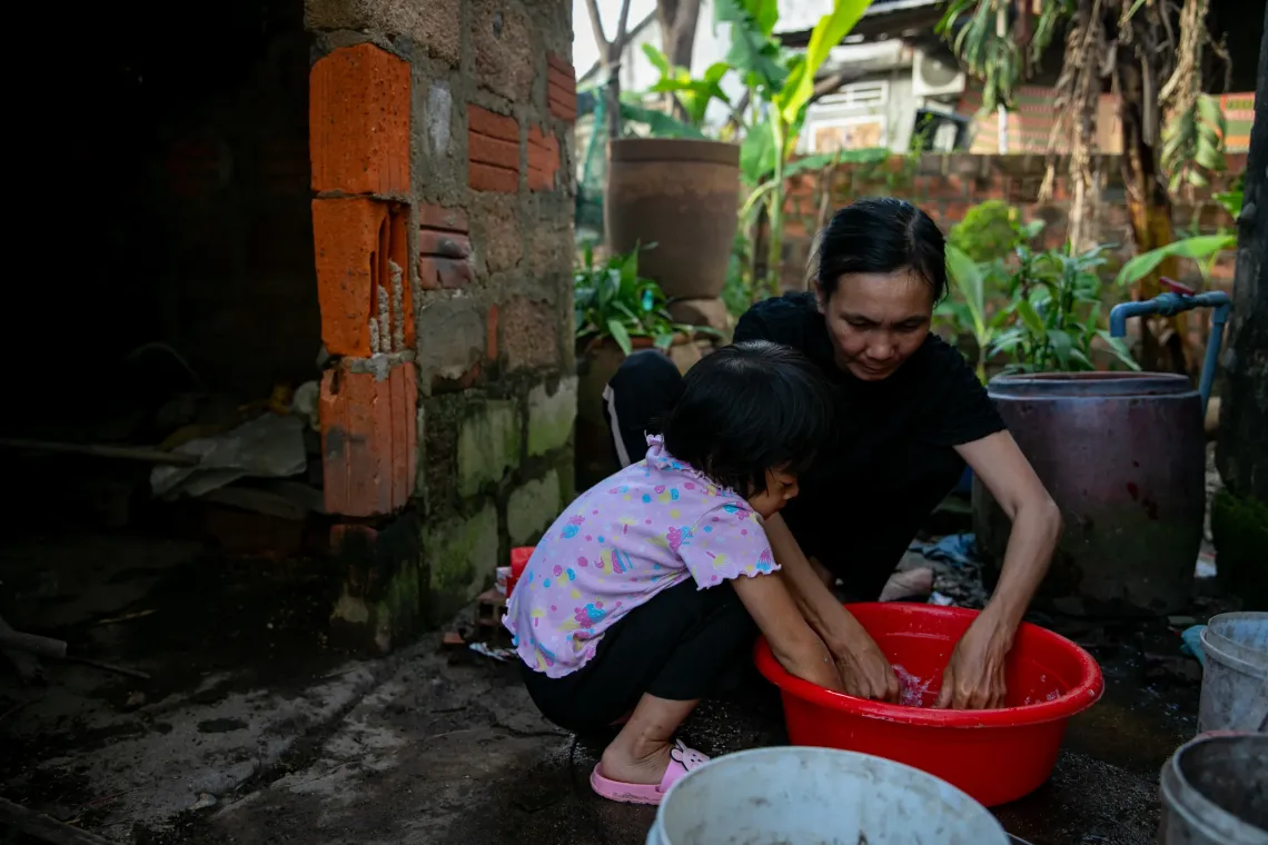 Chị Nghị gi&uacute;p b&eacute; Ng&acirc;n rửa tay tại nh&agrave;.