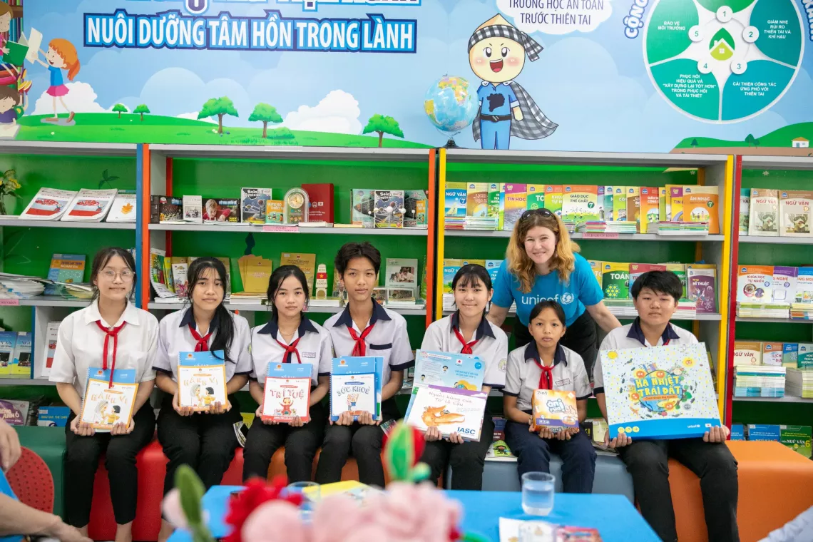 The UNICEF Viet Nam Representative and students at the Green Library